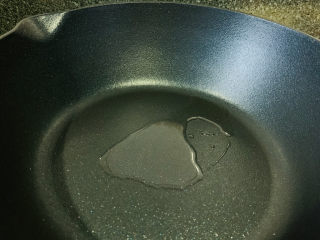 10、玉米炒虾仁,锅加食用油