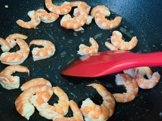 12、玉米炒虾仁,炒香