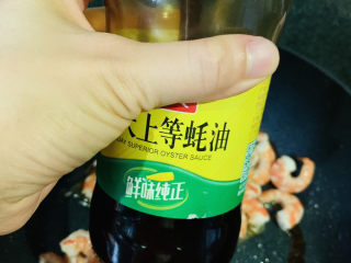 16、玉米炒虾仁,加蚝油，翻炒均匀