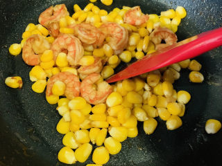 17、玉米炒虾仁,加入玉米粒