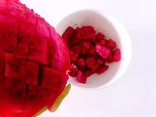 8、度夏消暑好饮品，火龙果西米露（附西米快熟方法及注意事项）,火龙果大块，划十字花刀，取出果肉