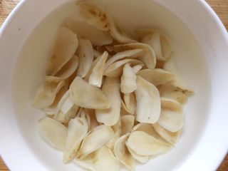 1、西芹百合炒虾仁,干百合提前用温水泡发一下。