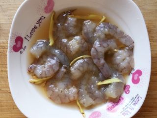 2、西芹百合炒虾仁,虾仁去虾线洗净，加入少许盐和料酒腌制十分钟，再倒掉料酒。