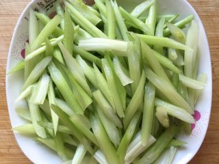 3、西芹百合炒虾仁,西芹摘去叶子留茎，洗净切斜块。