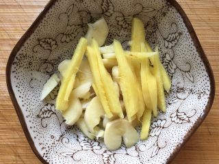 4、西芹百合炒虾仁,姜蒜切好备用。