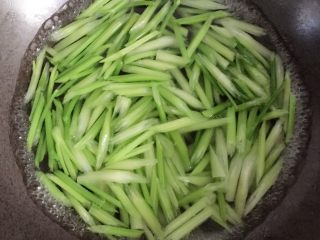 5、西芹百合炒虾仁,西芹焯下水。