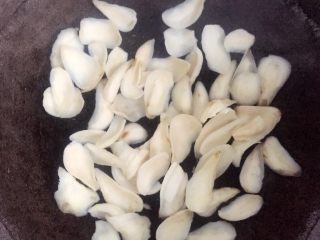 6、西芹百合炒虾仁,百合焯下水。