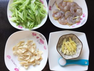7、西芹百合炒虾仁,所有食材备好，接下来煸炒。