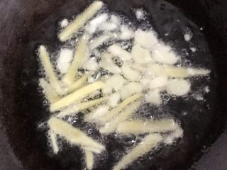 8、西芹百合炒虾仁,炒锅倒入适量油，下入姜蒜爆香。