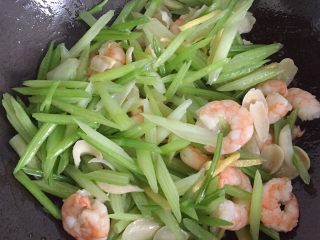 11、西芹百合炒虾仁,再倒入西芹翻炒