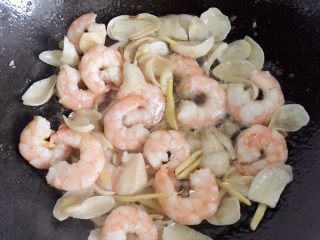 10、西芹百合炒虾仁,然后放入百合翻炒