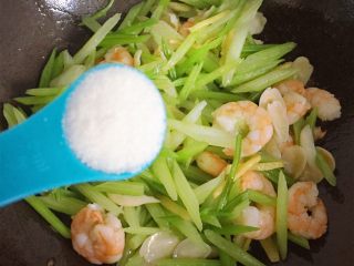 12、西芹百合炒虾仁,加入适量盐调味