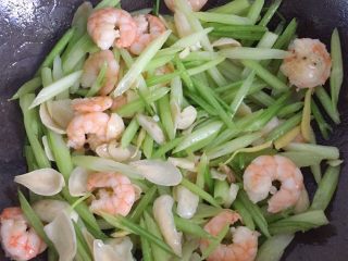 13、西芹百合炒虾仁,翻炒均匀即可。