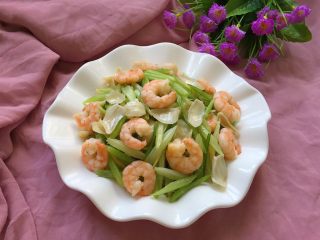 14、西芹百合炒虾仁,出锅，装盘。