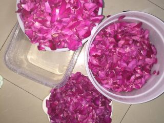 1、水果酵素(玫瑰花陈酿酵素),将1000g玫瑰花用纯净水加环保酵素浸泡清洗，在沥干