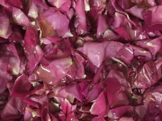 3、水果酵素(玫瑰花陈酿酵素),加入野生百花蜂蜜腌一下玫瑰