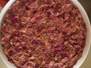 6、水果酵素(玫瑰花陈酿酵素),发酵12小时后，打开有一股浓浓的蜂蜜玫瑰香味，表面有泡泡，用搅拌勺子将玫瑰轻轻按压下去，每天搅拌2−3次