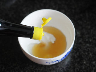 4、宫保凤尾虾,将糖、醋、盐5克，生粉5克，生抽、红油3毫升，倒入碗里