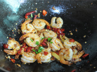 9、宫保凤尾虾,待虾仁慢慢变色成球状后将炒好的干辣椒段、生姜片、蒜末倒进去，淋入备好的调味汁炒至变稠，倒入熟花生米稍微翻拌即可