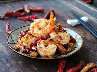 10、宫保凤尾虾,撒上葱花出锅