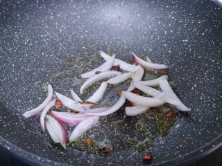 6、冬日进补～胡萝卜焖羊排,起油锅，加入洋葱香料炒出香味儿。