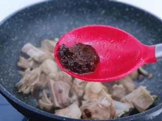 9、冬日进补～胡萝卜焖羊排,加一小勺豆瓣酱！