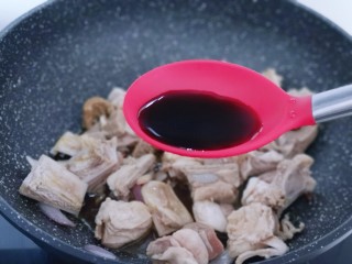 10、冬日进补～胡萝卜焖羊排,加入生抽！