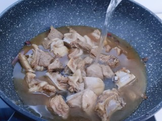 12、冬日进补～胡萝卜焖羊排,加入清水。(适当多加一些，因为要炖的久一点)烧开后转小火慢炖至羊排酥烂。