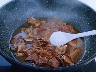 13、冬日进补～胡萝卜焖羊排,约50分钟的样子，羊排已经酥软，按个人口味加入盐！