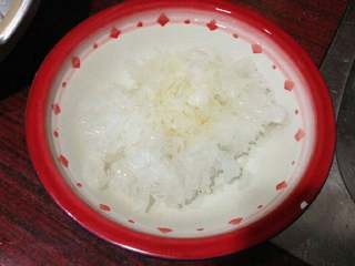 1、紫薯莲子银耳羹,银耳泡软洗净。