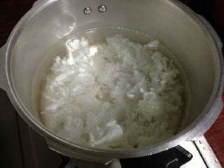 2、紫薯莲子银耳羹,放入高压锅,加水。