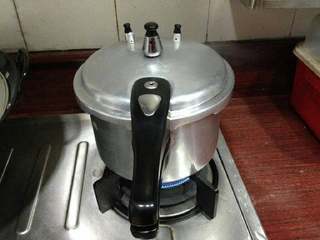 3、紫薯莲子银耳羹,大火煮至喷气,转中小火继续20分钟。