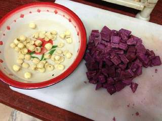 4、紫薯莲子银耳羹,把莲子泡水,紫薯去皮切小丁。