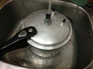 5、紫薯莲子银耳羹,银耳关火后用水冲至无气才能打开,使用高压锅,一定要检查然后用的时候也要小心哦。