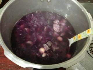 7、紫薯莲子银耳羹,煮好待到气全部喷完才可以打开哦。用高压锅煮的银耳胶质都出来了,特别的好吃。