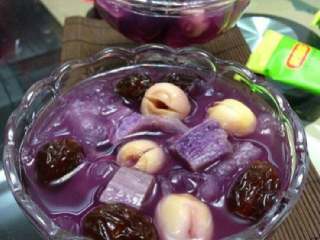 8、紫薯莲子银耳羹,我喜欢出锅后加入蜜枣拌着一起吃,特别好吃,大家可以试试。