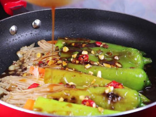 17、往青椒里塞入半斤金针菇，这味道绝了！,接着倒入刚才调好的酱料下锅。