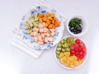 2、小夏日水果沙拉盘,所有水果削皮切块，薄荷叶切碎备用