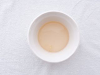 3、小夏日水果沙拉盘,将白砂糖倒进平底锅里，煮成糖浆，装在碗里放凉挤入柠檬汁