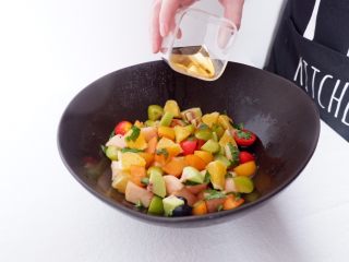 6、小夏日水果沙拉盘,把水果、糖浆等搅拌均匀后，盖上保鲜膜，放冰箱冷藏2小时左右