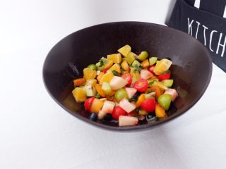 7、小夏日水果沙拉盘,取出水果沙拉，倒入适量梅子露，搅拌均匀，一盘高颜值又开胃的水果沙拉盘就完成了