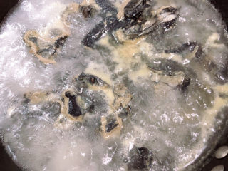 3、虫草花乌鸡汤,烧开后煮去血水即可。