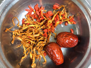 5、虫草花乌鸡汤,准备好虫草花、红枣、枸杞子。