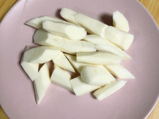 12、虫草花乌鸡汤,切成小块儿待用。