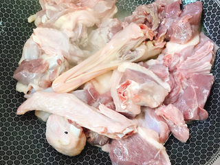 1、红烧鸭肉,热锅放油下姜片炒香后放入鸭子