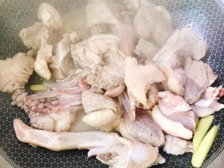 3、红烧鸭肉,炒至水份收干