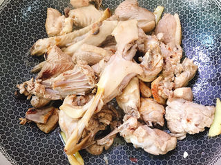 5、红烧鸭肉,皮上基本没有肥油了