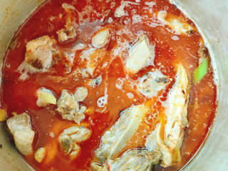 12、红烧鸭肉,加入清水大火烧开，盖上锅盖焖30分钟