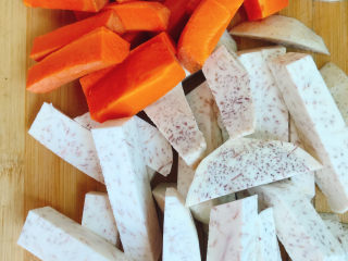 13、红烧鸭肉,焖鸭的时候将荔浦芋头和胡萝卜削去外皮，切成条。