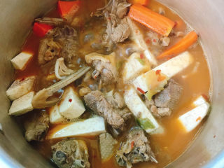 19、红烧鸭肉,转中火炖15分钟左右